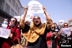Жените в Афганистан протестираха и при предишните случаи на ограничаване на техните права - например в образованието.