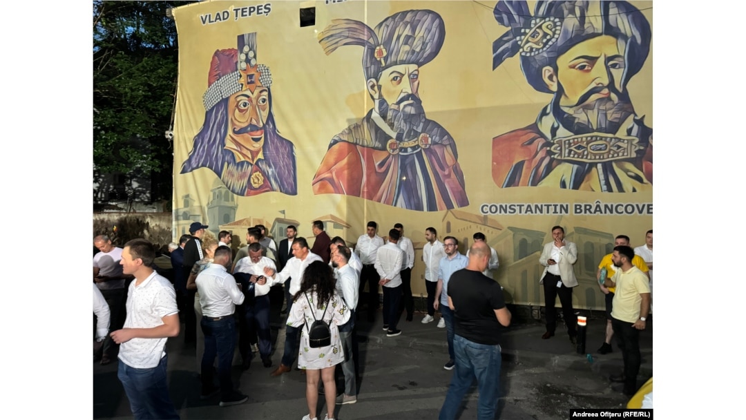 Simpatizanții AUR îmbrăcați în alb s-au strâns în fața sediului partidului.