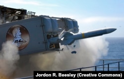 Запуск американской управляемой ракеты класса "корабль-воздух" RIM-7P Sea Sparrow с авианосца "Авраам Линкольн" во время учений. 2025 год