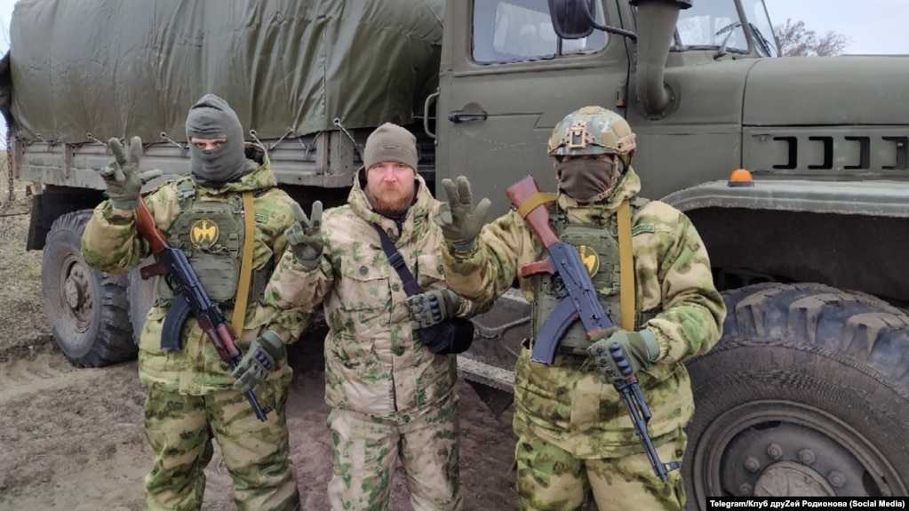 Лідер російського руху «РУСОВ» Андрій Родіонов (у центрі) та двоє сербських найманців, відомих під позивними «Дунай» та «Сава», на окупованій території України. 2023 рік 