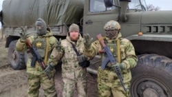 Лидер движения "РУСОВ" Андрей Родионов (в центре) и двое сербских наемников, известных под позывными "Дунай" и "Сава", на оккупированных территориях Украины