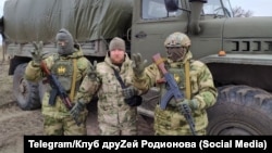Лидер движения "РУСОВ" Андрей Родионов (в центре) и двое сербских наемников, известных под позывными "Дунай" и "Сава", на оккупированных территориях Украины