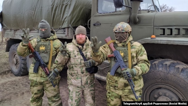 Andrej Rodionov (u sredini) sa ljudima za koje tvrdi da su dobrovoljci iz Srbije