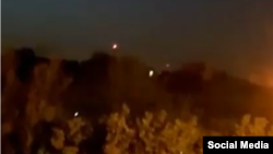 Snimak s društvenih mreža navodno prikazuje eksplozije blizu vojne baze u iranskom gradu Isfahan, 19. april 2024.