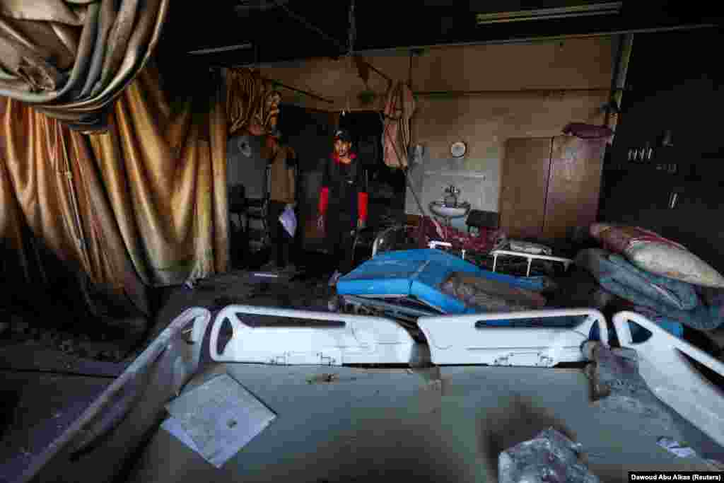 Palestinci pregledaju štetu unutar bolnice posle povlačenja izraelskih snaga. Generalni direktor Svetske zdravstvene organizacije Tedros Adhanom Grebejesus rekao je 31. marta da je 21 pacijent u toj bolnici preminuo od početka izraelske operacije.