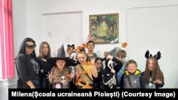 Petrecerea de Halloween organizată la Poiești cu o parte dintre copiii care beneficiază de suport din partea organizațiilor internaționale.