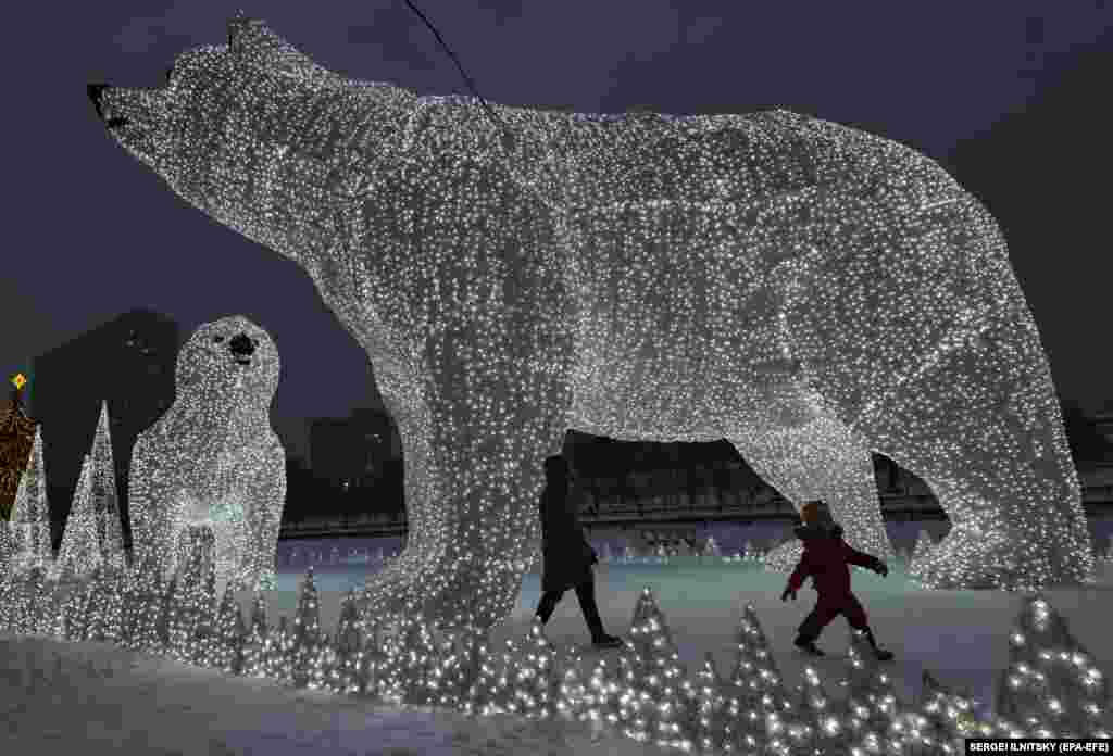 Световые скульптуры белых медведей установлены как часть сезонного украшения к новогодним и рождественским праздникам в Москве.