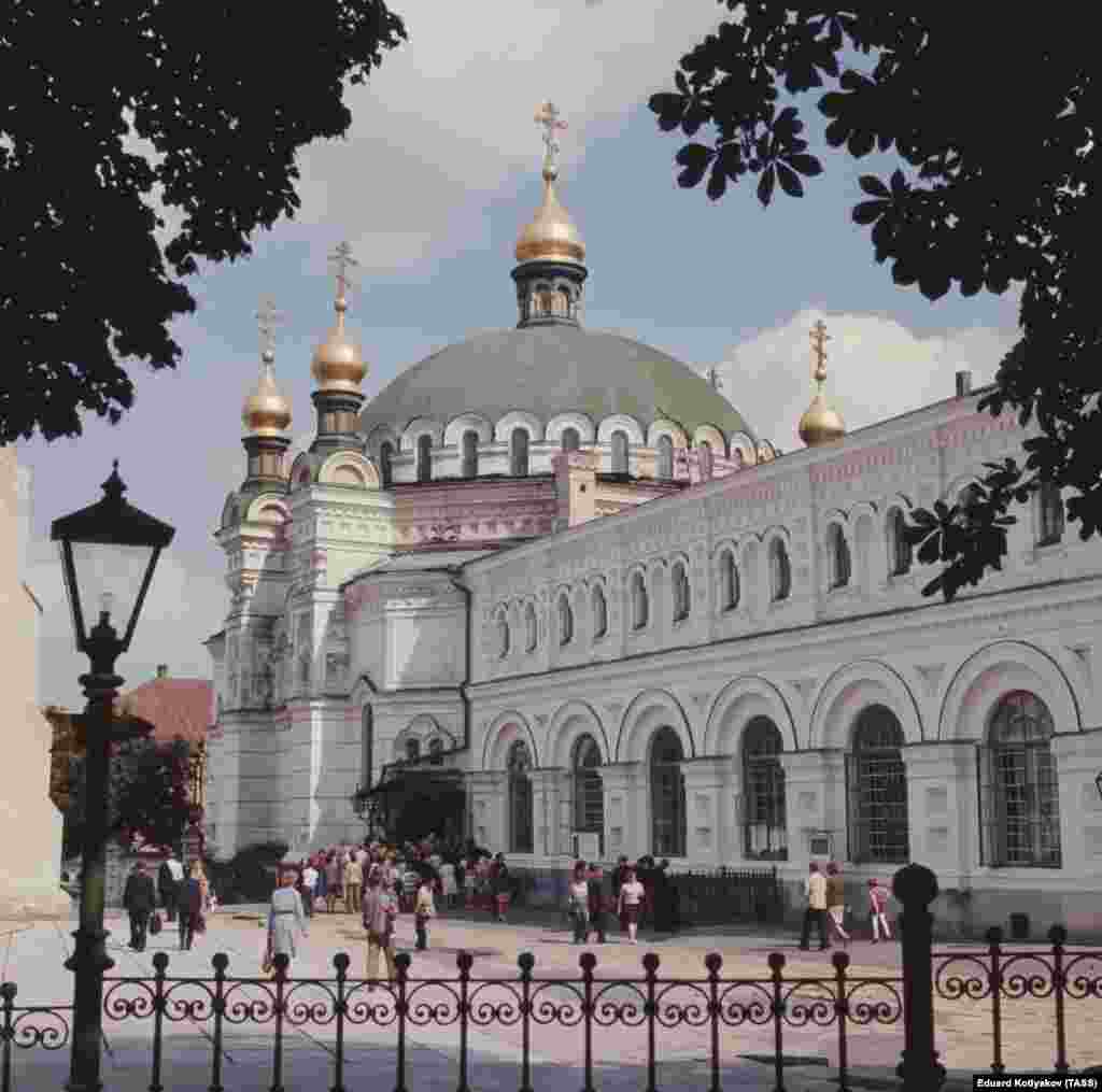 Fotografija samostanske crkve, 1977. Pod sovjetskom vlašću svećenstvo je trpjelo represiju sve do 1960-ih godina. Tokom ukrajinsko-sovjetskog rata, proboljševički militanti pogubili su mitropolita Ruske pravoslavne crkve ispred zidina lavre 1918. godine.