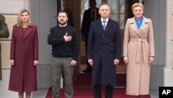 Presidenti polak, Andrzej Duda, (djathtas) dhe gruaja e tij, Agata Kornhauser-Duda, presin presidentin ukrainas, Volodymyr Zelensky, (majtas) dhe gruan e tij Olena, në Pallatin Presidencial në Varshavë, Poloni. 5 prill 2023.