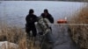 Рятувальники дістають уламки збитої російської ракети з озера в Запоріжжі, березень 2023 року