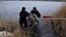 Рятувальники дістають уламки збитої російської ракети з озера в Запоріжжі, березень 2023 року