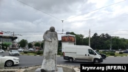 Памятник «Выстрел в спину» на месте реконструкции площади Советской в Симферополе, май 2024 года