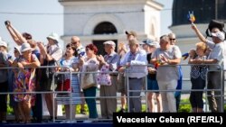 Cetățeni, urmărind ceremonia de Ziua Independenței din Piața Marii Adunări Naționale din Chișinău, 27 august 2023 