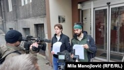 Dvojica aktivista Pavle Cicvarić, iz organizacije Studenti protiv nasilja (levo) i Ivan Bjelić (desno) predali su zahtev Ministarstvu državne uprave Srbije za otvaranje biračkih spiskova, 27.12.2023.