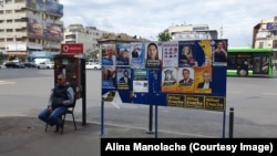 Panou cu afișe electorale în Piața Romană
