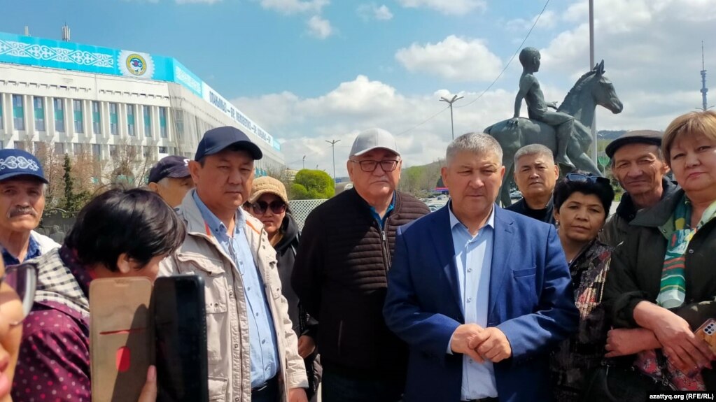 Активисты в Алматы вышли к площади Республики в поддержку нефтяников из Жанаозена. 12 апреля 2023 года