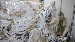 Российские пенсионеры плетут маскировочные сети для армии