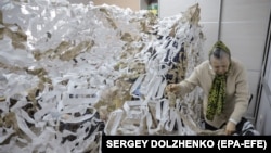 Российские пенсионеры плетут маскировочные сети для армии