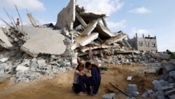 Деца в Газа на фона на срутена сграда в Рафах