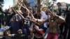 Reakcija demonstranata pošto je policija upotrebila suzavac kako bi ih rasterala u Najrobiju, Kenija, 25. juna 2024.