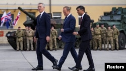 Generalni sekretar NATO-a Jens Stoltenberg, poljski premijer Donald Tusk i britanski premijer Rishi Sunak u bazi Varšavske oklopne brigade, Poljska, 23. april 2024.