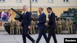 НАТО-ның бас хатшысы Йенс Столтенберг (сол жақта), Польшаның премьері Дональд Туск (ортада) және Ұлыбритания премьер-министрі Риши Сунак. Польша, 23 сәуір 2024 жыл. 