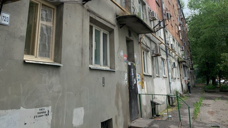 Жители аварийного дома в Ростове оттеснили полицию и снова взяли здание 