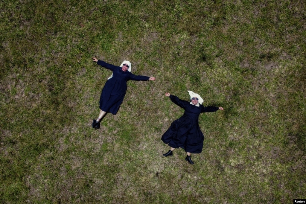 Dy anëtare të grupit Motrat e Luginës duke shijuar momente relaksi në një fushë në fermën e tyre.&nbsp;