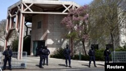 Policajci čuvaju stražu ispred centra Ismaili, nakon smrtonosnog napada nožem u Lisabonu, Portugal, 28. marta 2023. 