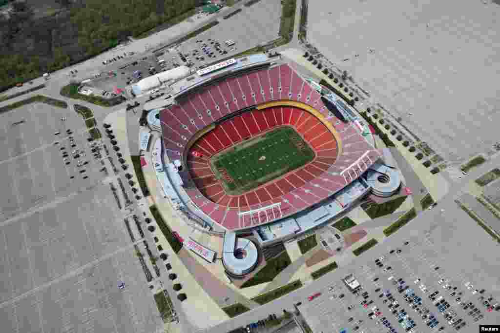 Arrowhead Stadium, კანზასი, აშშ Arrowhead Stadium-ი გინესის რეკორდებშია შესული. ეს არის არენა, სადაც ყველაზე დიდი ხმაური (142.2 დეციბელი) დაფიქსირდა. ეს 2014 წლის 29 სექტემბერს, Chiefs-ისა და New England Patriots-ის ამერიკული ფეხბურთის მატჩის დროს მოხდა.