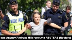 Privođenje švedske klimatske aktivistkinje Grete Thunberg zbot protesta u luci Malme, 24. juli 2023. 