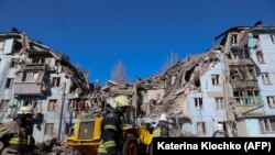 Під час зустрічі постраждалі зазначали, що вони не отримали від влади пропозицій розселення. В той же час представники мерії повідомили, що з питанням про тимчасове місце проживання до них звернулася лише одна особа