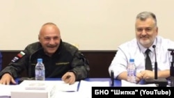 Лидерът на Български воински съюз "Васил Левски" и БНО "Шипка" Владимир Русев (вляво) с представящия се за политолог поддръжник на режима в Беларус Пламен Пасков по време на среща с техни симпатизанти през тази пролет.