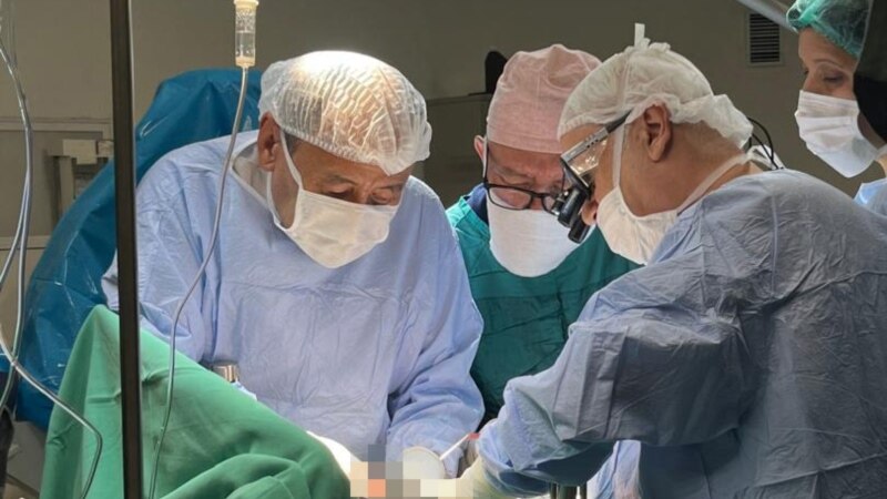 В Бишкеке успешно провели первую операцию по трансплантации печени