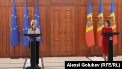 Ursula von der Leyen (stânga) și Maia Sandu susțin o conferință de presă în timpul vizitei președintei Comisiei Europene la Chișinău, octombrie 2023.