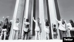 تجمع گروهی از زنان و دختران معترض به حجاب اجباری در برابر آرامگاه بوعلی سینا در همدان