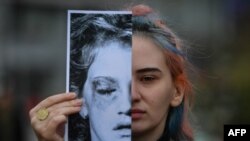 Analize Stručne grupe za suzbijanje nasilja nad ženama (GREVIO) od prošlog novembra, koja prati primjenu Istanbulske konvencije u BiH, navodi da bh. sudije često ocjenjuju slučajeve nasilja prema ženama ili u porodici kao prestupe "manje društvene opasnosti".