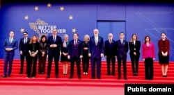 Disa prej pjesëmarrësve të samitit BE-Ballkani Perëndimor, të mbajtur në Tiranë, për të diskutuar Planin e Rritjes, më 29 shkurt 2024. Disa zyrtarë janë kyçur edhe online, në mungesë të prezencës fizike. (Burimi: Qeveria e Shqipërisë)