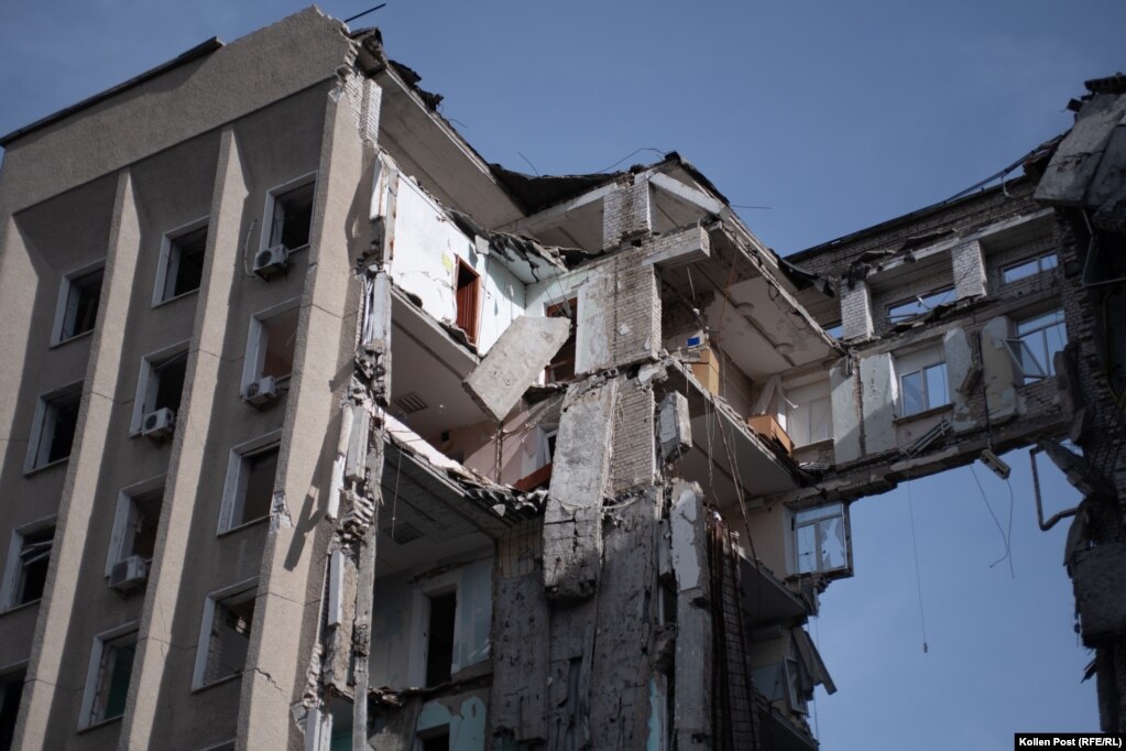 La sede devastata dell'amministrazione regionale a Mykolayiv.