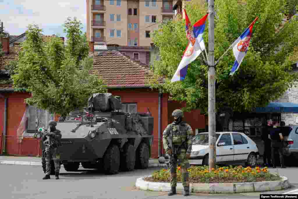 Paqeruajtës austriakë të NATO-s duke qëndruar në një rrugë në Zveçan.