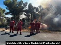 Situata me vatrën e zjarrit në zonën e Shëngjinit vazhdon të mbetet problematike pavarësisht gjithë angazhimit në nivel kombëtar.