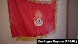 Червеното знаме с лика на Георги Димитров - ръководител на БКП