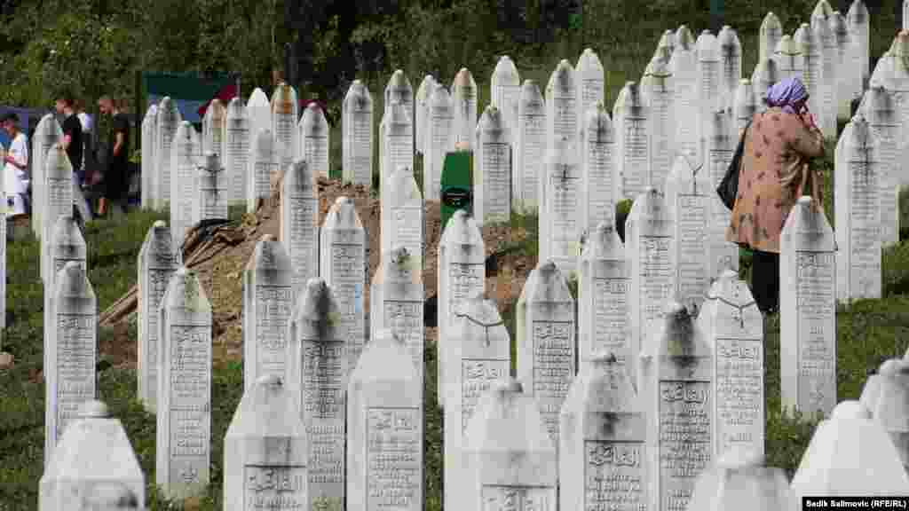 Hozzátartozó a potočari temetőben. Az áldozatok névsora itt található.&nbsp;A Remembering Srebrenica egyesült királyságbeli jótékonysági szervezet minden évben kiválaszt egy olyan témát, amely a népirtás egy aspektusát tükrözi.&nbsp;A 2024-es év témája az I am Because You are, azaz Általad vagyok &nbsp;