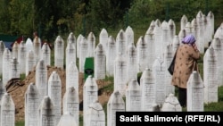 O femeie musulmană își plânge rudele pierdute în masacrul de la Srebrenica, la 11 iulie 2024.