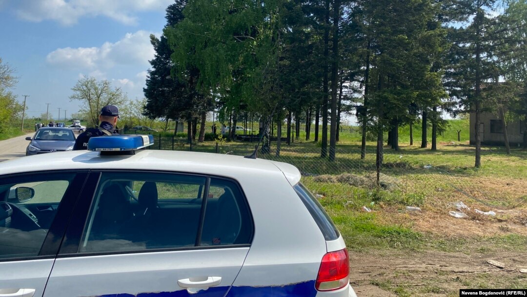 Policija u selu Malo Orašje nakon masovnog ubistva, 5. maj 2023.