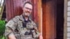 Американський ветеран Карл Ларсон досі зберігає уламок російського снаряду, який вбив його побратима поблизу Харкова у травні 2022 року