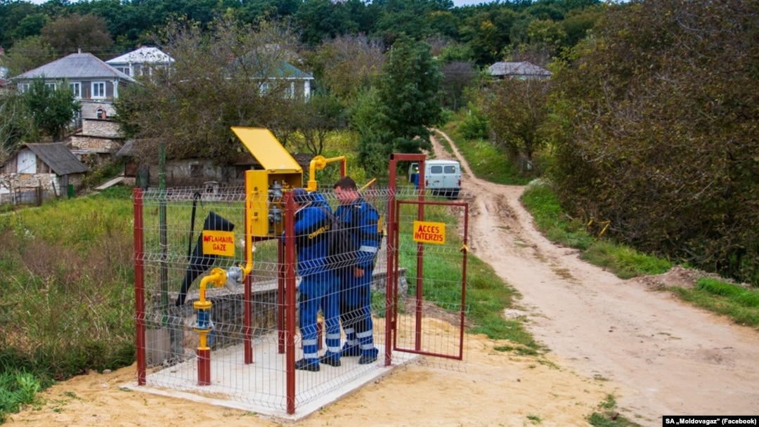 Angajați ai „Moldovagaz”, la un punct de reglare-măsurare, lucrează la extinderea rețelelor de distribuție a gazelor naturale într-un sat din raionul Rezina. 