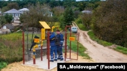 Angajați ai „Moldovagaz”, la un punct de reglare-măsurare, lucrează la extinderea rețelelor de distribuție a gazelor naturale într-un sat din raionul Rezina. 
