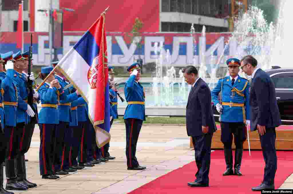 Predsednik Srbije je ocenio da je Kina bila uz Srbiju &quot;u najtežim trenucima&quot;. Kina podržava Srbiju u osporavanju nezavisnosti Kosova i članstvu te države u međunarodnim organizacijama. Zvanični Beograd, sa druge strane, podržava &quot;politiku jedne Kine&quot;, prema kojoj je ostrvo Tajvan, koje sebe smatra suverenom državom, deo kineske teritorije.