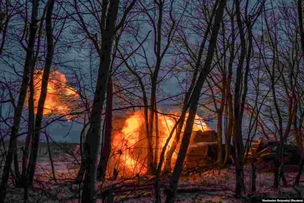 Украинские военнослужащие ведут огонь из самоходной гаубицы 2С1 по российским позициям недалеко от прифронтового города Купянска в канун Рождества. По данным украинских военных, за последние сутки между украинскими силами и вторгшейся на территорию страны российской армией произошло 66 боевых столкновений